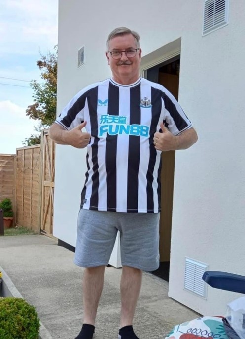 James doing a thumbs up pose